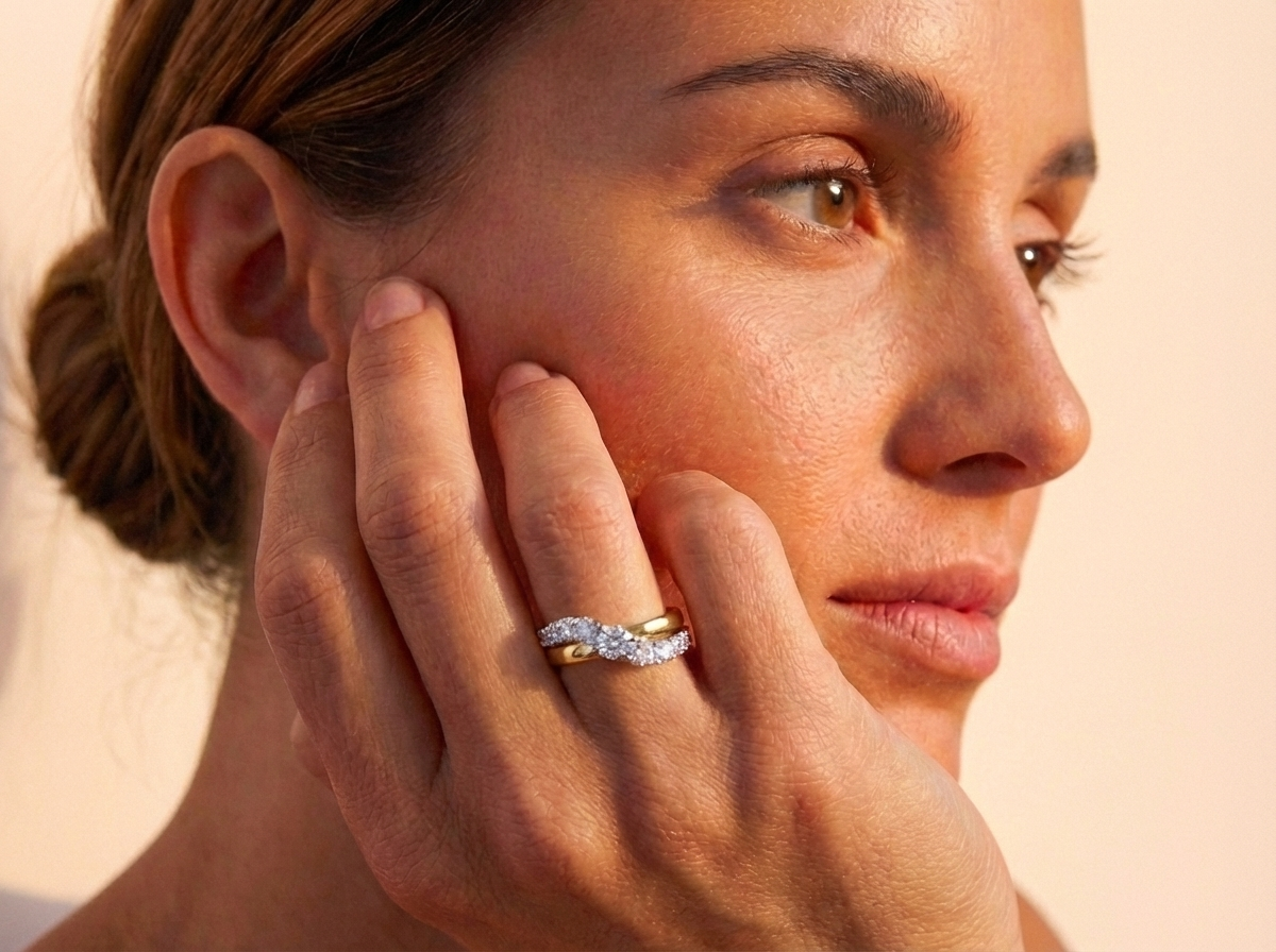 Coil Graduated Round Diamond Wave Band in Yellow Gold
