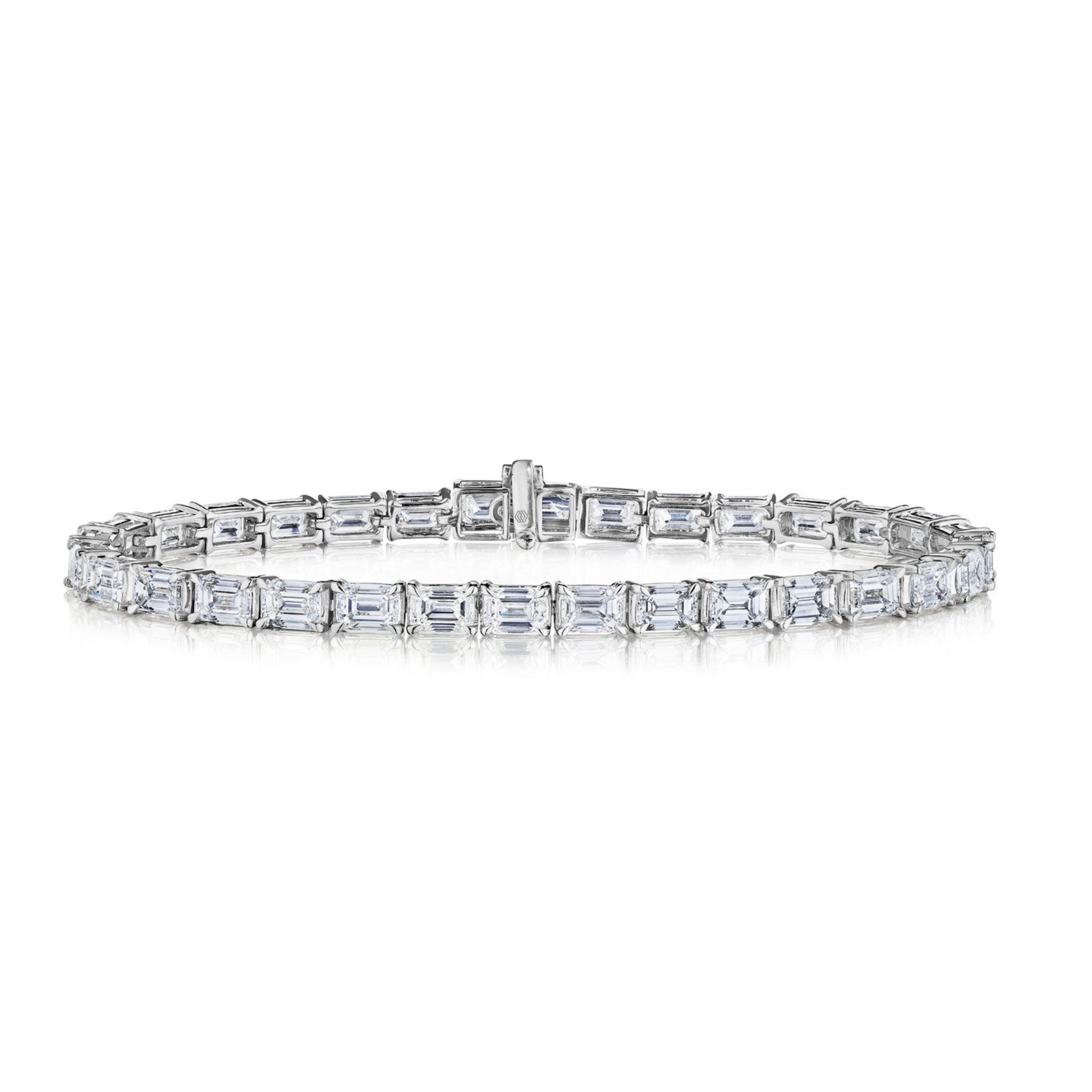 The Large East-West Emerald Cut Diamond Tennis Bracelet in White Gold features VS clarity diamonds set in a continuous line on an 18K white gold band, shown against a white background.